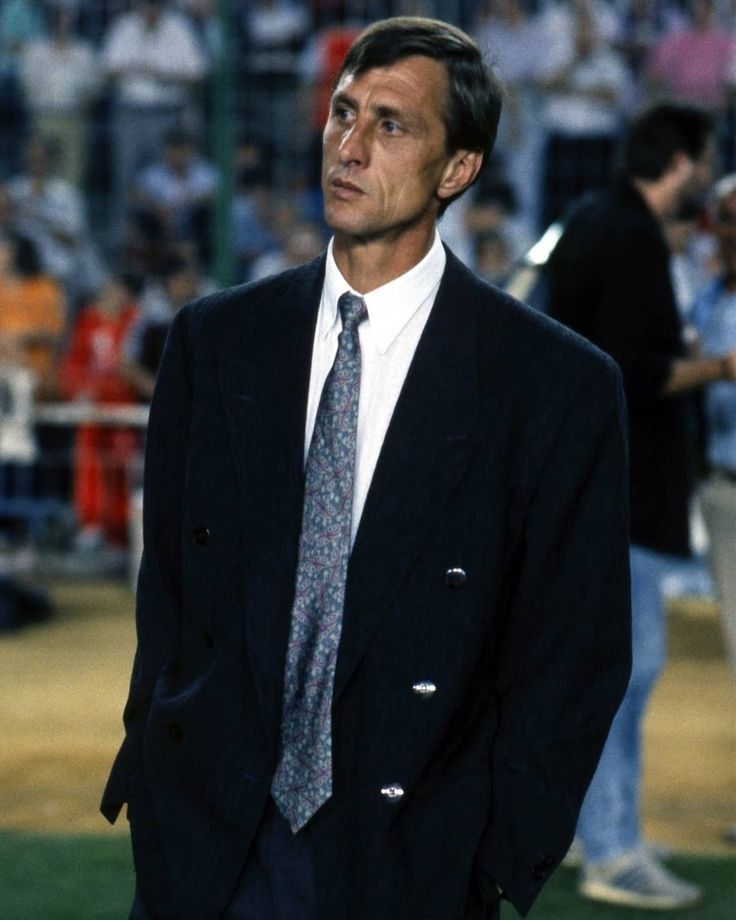 "With Cruyff there was more freedom for the players, and it could be a left-sided man on the right wing and Cruyff would play with the striker dropping off. He would put the striker back so sometimes there was a rhomboid in midfield and the two wingers came in."