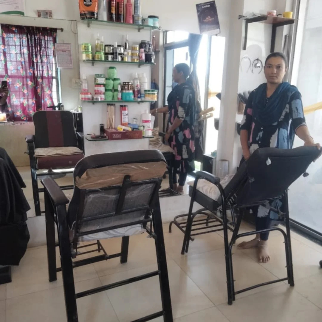 NavsariNrlm's tweet image. અવરોધોને પાર કરી ચૂકેલી પ્રેરણાદાયી મહિલાઓના અવાજો ઊંડાણપૂર્વક ગુંજતા રહે છે, જે આપણને આપણી અંદર રહેલી શક્તિની યાદ અપાવે છે. એવી જ રીતે આપણા ચીખલી તાલુકાના રેઠવાણીયા ગામનાં અઢારપીર સખી મંડળ ના દીપિકા બહેન પણ પોતાના અંદર રહેલા કૌશલ્ય ને ઓળખી ને પોતે આત્મનિર્ભર બની છે.