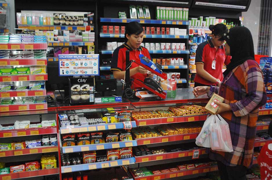 kenapa kasir indomaret atau alfamart, setiap gw mau bayar belanjaan, pasti selalu diarahin ke mesin kasir sebelah, "sebelah sana aja ya kak", lha si anj, riweuh lagi gw angkat angkat barang belanjaan ke sebelah. Ga pernah bener tebakan pertama pilihan kasir gw