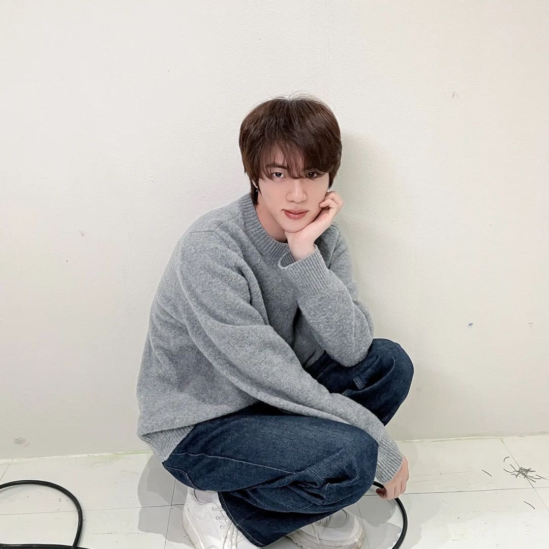 _BTSMoments_'s tweet image. RT 𝐎𝐑 REPLY 

I’m voting #Jin for the #2025MAMAVOTE