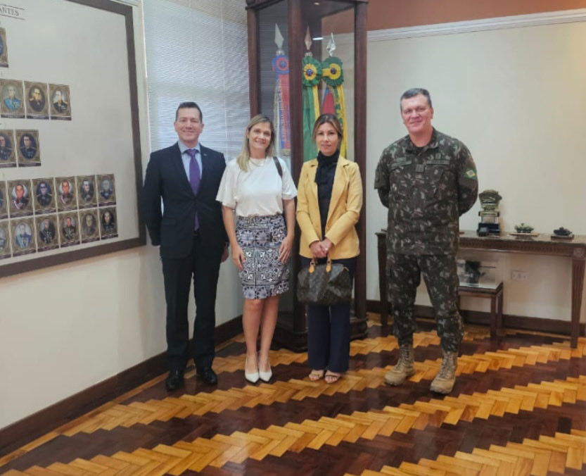 O Comandante do CMS, General Basto, recebeu hoje a Procuradora Regional da União da 4ª Região, Alessandra Ignacio, a Subprocuradora Regional, Alessandra Krüger, e o Coordenador de Assuntos Militares, Cesar Grisa. A comitiva da AGU destacou as boas relações entre as instituições.