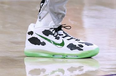 JustFreshKicks's tweet photo. Wemby debuts a new Nike GT Hustle 3 "Abducted Cow" PE 👽🐄 https://t.co/Guh90NP8rn