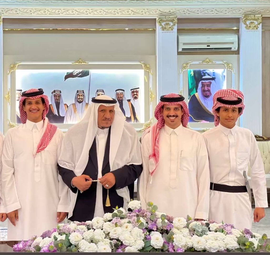 v_jhkk's tweet photo. استقبل الشيخ محمد سالم الضيوفي بكل حفاوة وترحيب الضيوف القادمين من المملكة الأردنية الهاشمية، وهم عبدالله الحويطي وحمزه الحويطي رحالة أردنيون على الهجن في رحلةٍ مباركة إلى المملكة العربية السعودية لأداء مناسك العمرة. وقد عبّر الشيخ الضيوفي عن سعادته بهذه الزيارة الأخوية التي تجسّد عمق العلاقات التاريخية بين الشعبين الشقيقين، وتُحيي الموروث العربي الأصيل في رحلات الإبل والموروث الشعبي بهاذه الرحله رحلة الاباء والاجداد