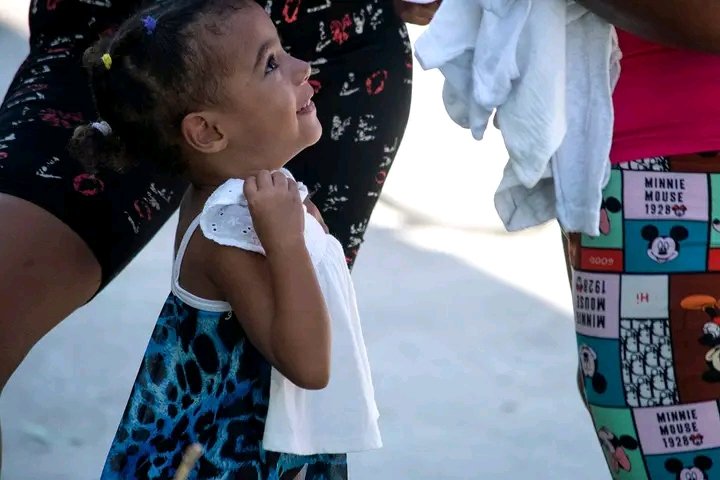 YudelkisOrtizB's tweet photo. Amor a libre demanda es lo que más necesitamos para salir del cerco. 

Seremos fuertes, unidos, 
con un solo corazón, 
concientes que
con #TodasLasManosTodas
saldremos fortalecidos.
¡Y saldremos sin lugar a dudas!

#ProvinciaGranma https://t.co/laccbNDSto
