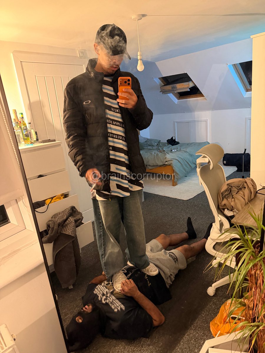 brainscorruptor's tweet photo. the loser said, I want 4 digits less on my card and I’ll wait for you on Oxford Street, well I needed a new cell phone 🤪 

#cashmaster #malefoot #londonmaster #ukfetish https://t.co/fhSyyxwZMc