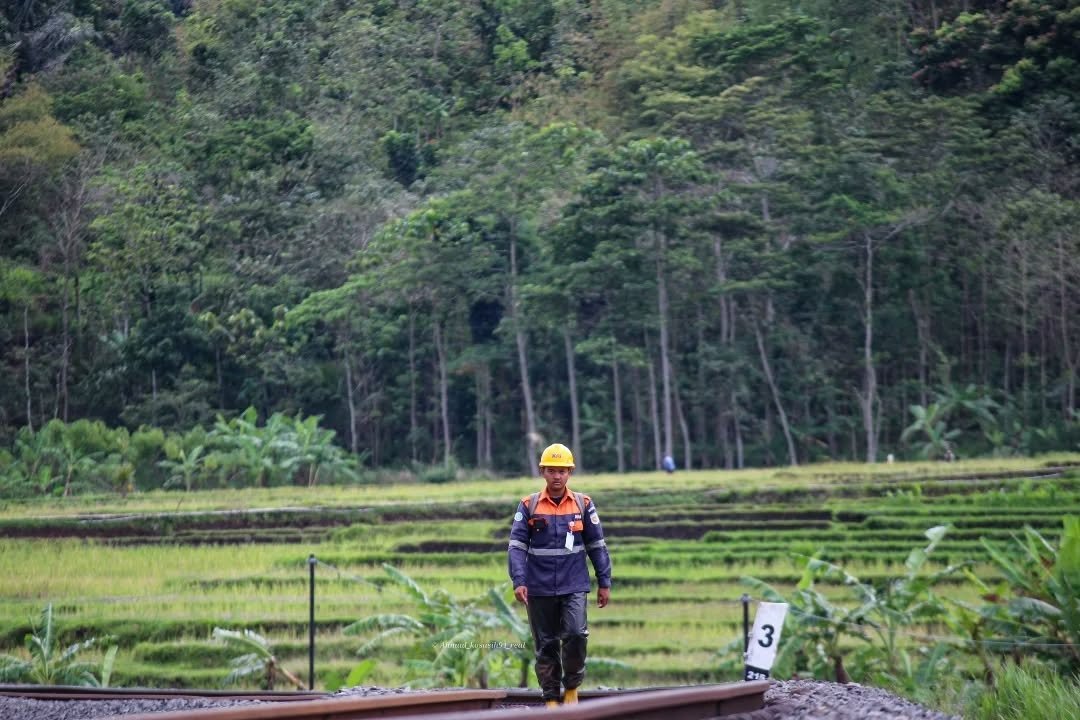 Kadang semangat tak selalu hadir di awal langkah. Tetaplah berusaha, karena semesta tahu kamu sedang berjuang.

Hari ini mungkin berat, tapi setiap tetes keringat sedang menulis cerita suksesmu. 💪✨🌻

Selamat pagi, #SahabatKAI!

#JumatBerkah #KAI121 

Support photo 🙏🏼: