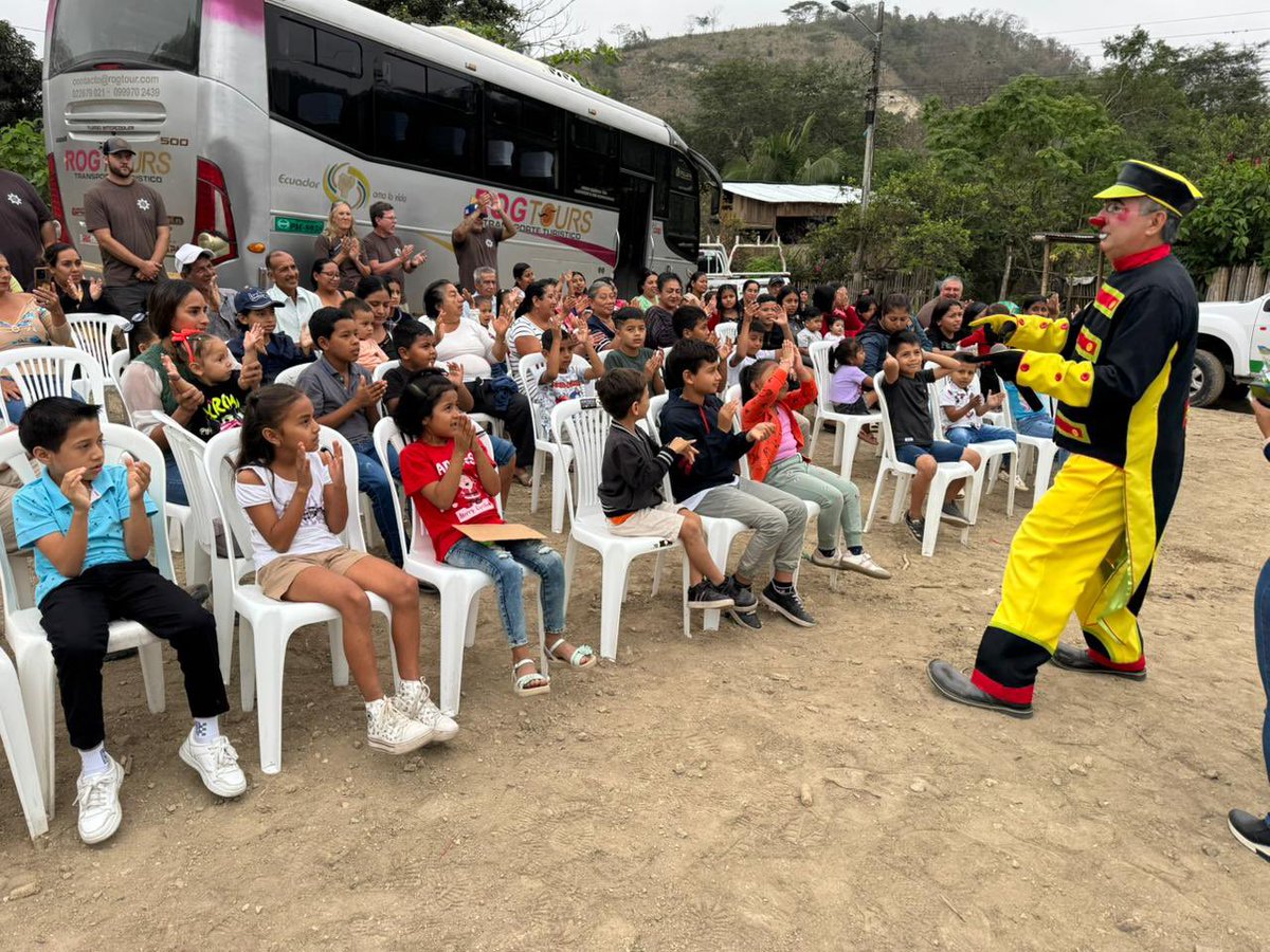 Leoorlandoa's tweet photo. Los niños y niñas de Las Coronas, en Charapotó, tienen un lugar digno donde recrearse. 

Gracias al trabajo articulado con el GAD de Charapotó y la cooperación con la Fundación Vida en Abundancia y Kids Around The World, entregamos un nuevo parque infantil que promueve el juego, la convivencia y la esperanza.

Con esta intervención, ya son 45 los juegos instalados en la provincia, beneficiando a cerca de 7.000 menores.