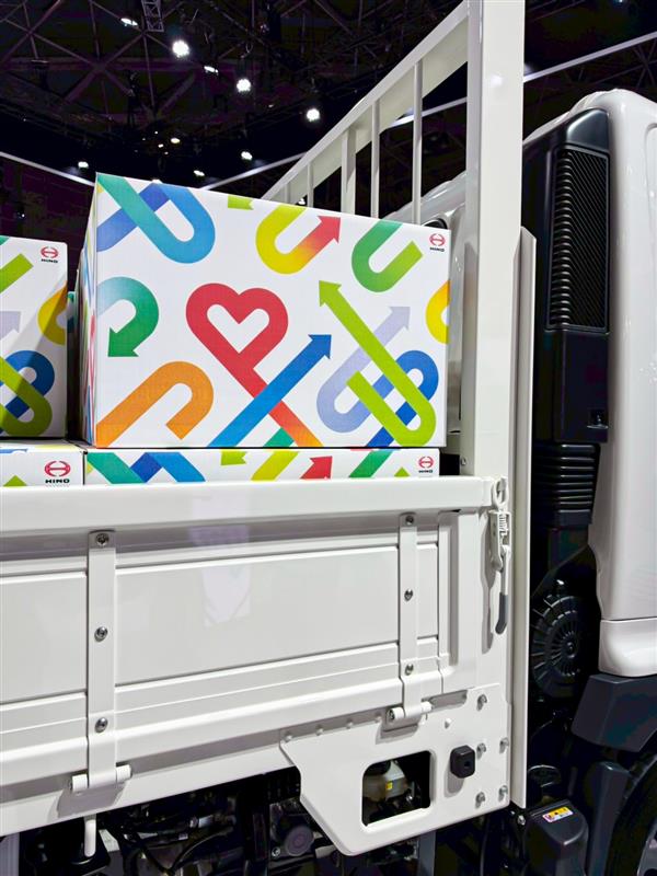 #JMS2025 展示車クイズ🔎⑥
 
日野ブースは6台の車両を見て乗って体感できます✨
本日もクイズを出題します！
 
ヒントは”物流を支える、確かな一歩”
写真の車種は何でしょう？
 
🚌  正解は後ほど発表！会場でも探してみてください🚚 

#いくっしょモビショー