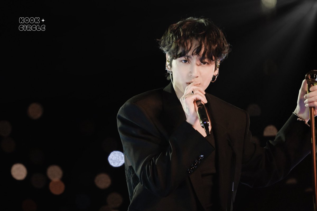 KOOK_Circle's tweet photo. 251031 ‘RUNSEOKJIN_EP.TOUR’ ENCORE HQ

𝑺𝒕𝒂𝒏𝒅𝒊𝒏𝒈 𝑵𝒆𝒙𝒕 𝑻𝒐 𝒀𝒐𝒖 🖤

#전정국 #정국 #JUNGKOOK #jk
#방탄소년단 #BTS @BTS_twt https://t.co/G033p5jYZN