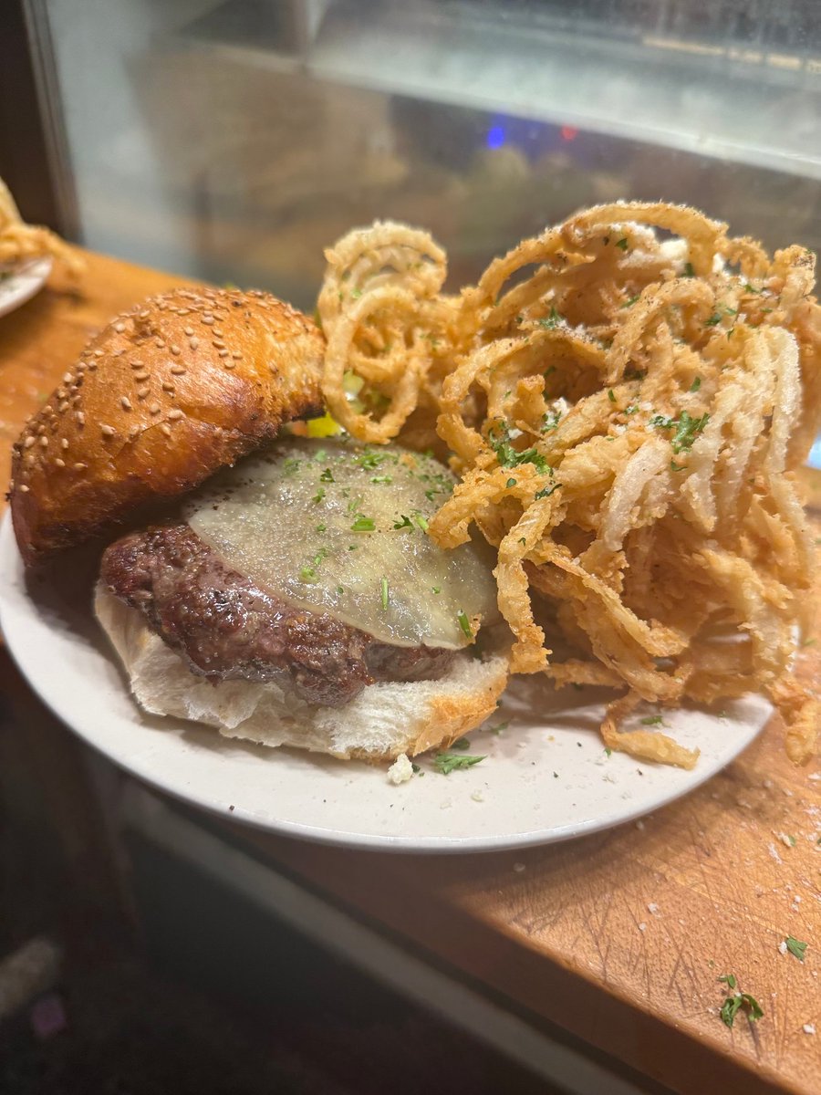 Get ready to sink your teeth into our irresistible 1/2 Lb Hamburger! 🍔🤤 Hand-patted with your choice of mushrooms, onions, peppers and cheese. Don't forget the side of onion rings or fries! #BestSeller #4thBaseRestaurant #HamburgerHeaven 🍟 the4thbase.com/popmenu-order/…