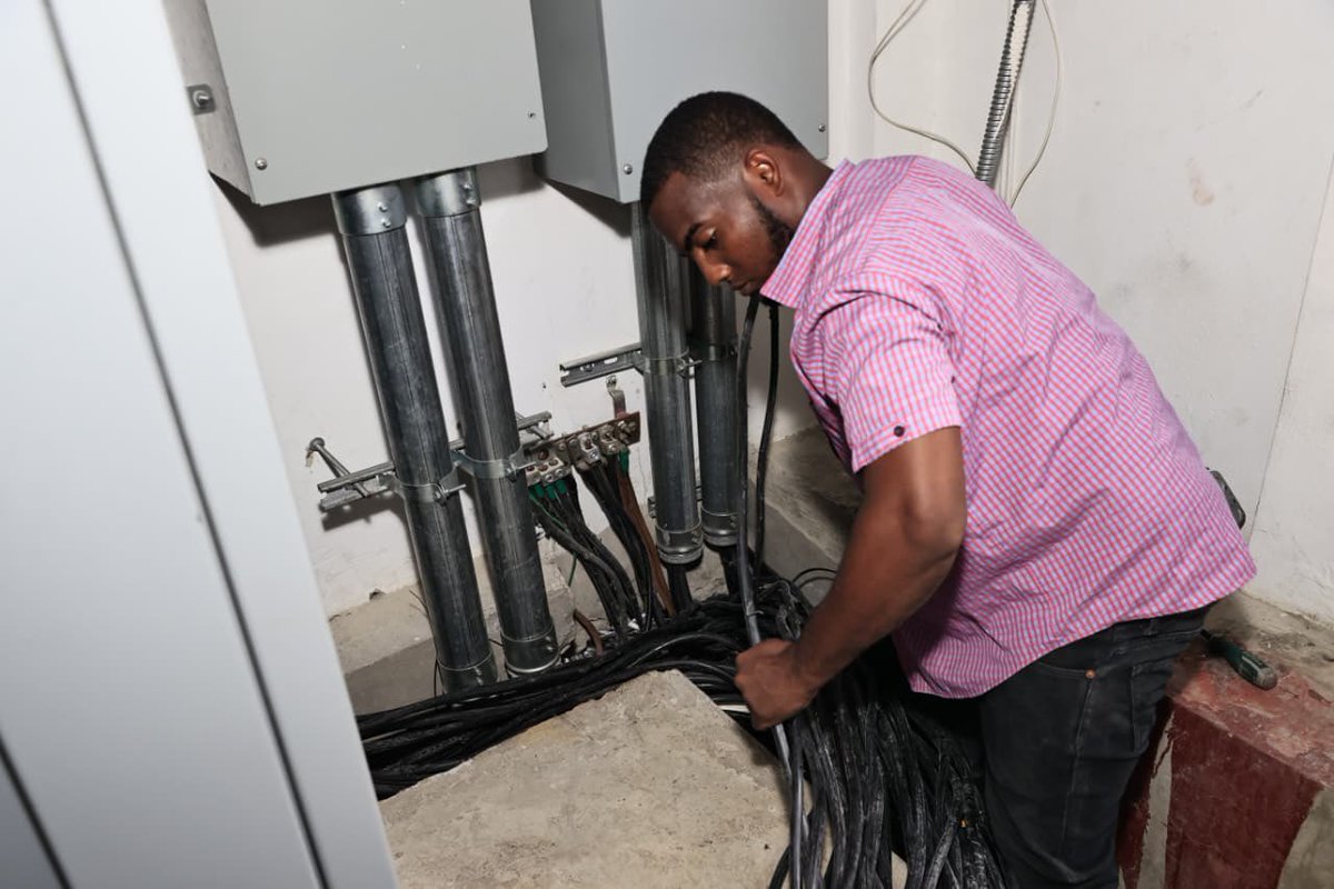 INCART. Supervisamos este jueves los trabajos finales del nuevo sistema de cableado eléctrico del Instituto Nacional del Cáncer Rosa Emilia Pérez de Tavares (INCART), donde un equipo de electro mecánicos labora 24 horas desde hace 4 días. 

De acuerdo con los contratistas