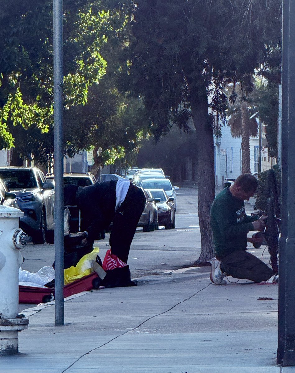 citizenj17's tweet photo. San Francisco SoMa is like a trade school.
Here on Natoma: some tourist’s luggage is being searched 😂 and someone’s nike repaired? #TotalSF #SanFrancisco https://t.co/By5VMSeQfO