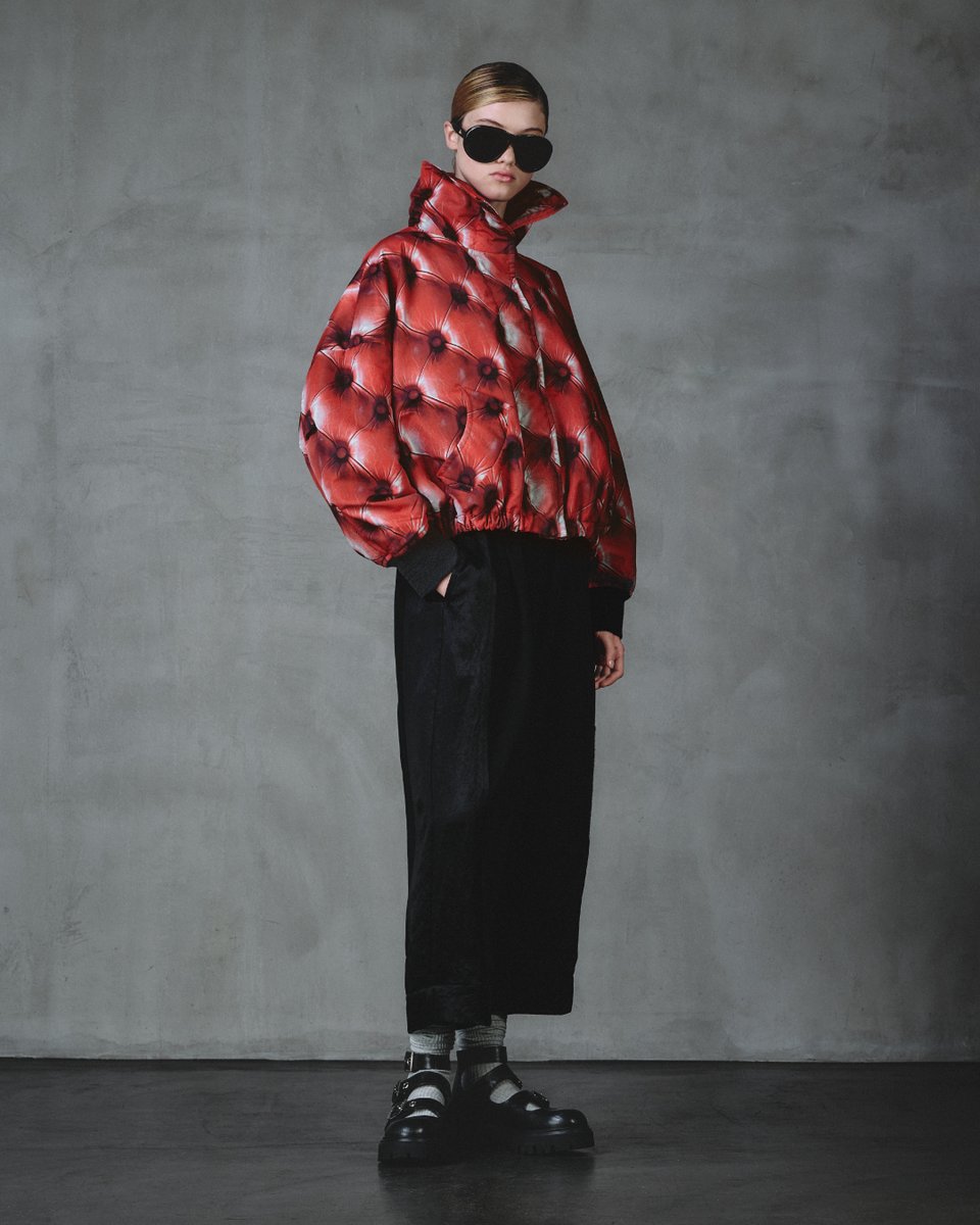 魅惑的な赤いソファーのトロンプイユがフェティッシュなボリューム感の