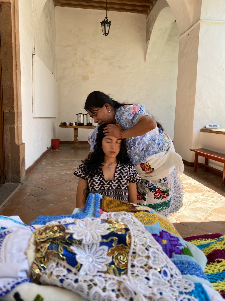 🍃🪻En el marco del Día Internacional de la #MedicinaTradicional, la colectiva Emenda Tiempo de Lluvias presentó, en Pátzcuaro, Michoacán, su cuadernillo Herbolaria, Partería y Cuidados que elaboraron como parte de su proyecto de #InvestigaciónAplicada en colaboración con CITSAC.