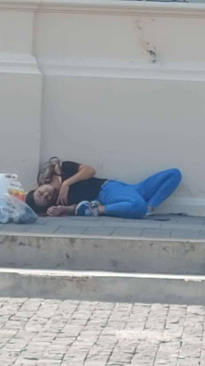 DrCatrinSv's tweet photo. Resultados de tener excesiva seguridad en el país más seguro de la vía láctea.
Un francotirador de Nayib Bukele asesinó a una mujer a sangre fría de un disparo en la garganta esta tarde, en el centro de San Salvador.
#CAPRES la estás cagando https://t.co/2Ov7FPZvIE