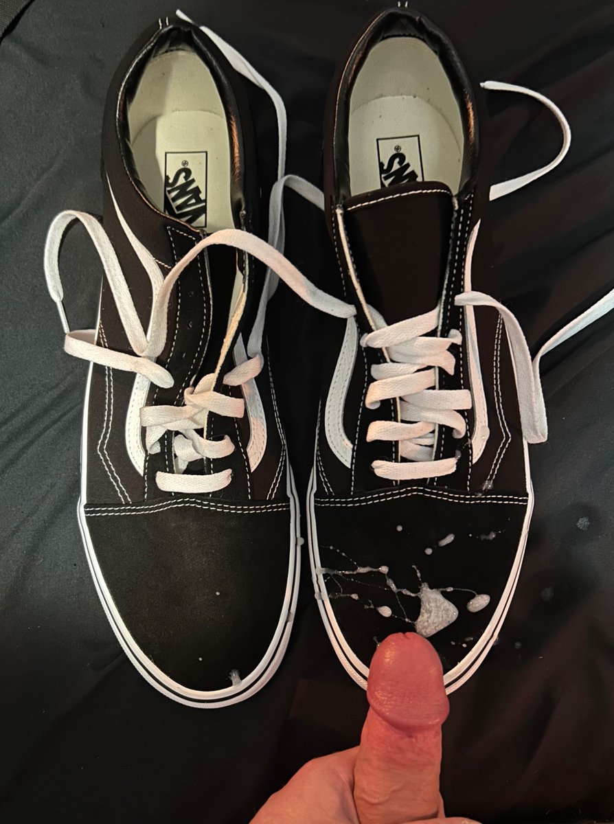 SLC_SneakLicker's tweet photo. Who can guess what size these are??

Another MASSIVE pair added to the collection 🤤 https://t.co/EGJFFWoIQ5