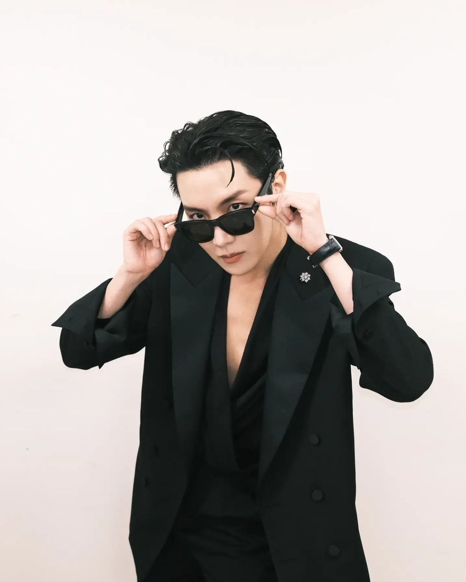 KyCe7too's tweet photo. I vote #jhope for #2025MAMAVOTE https://t.co/GyMlW7i1AY