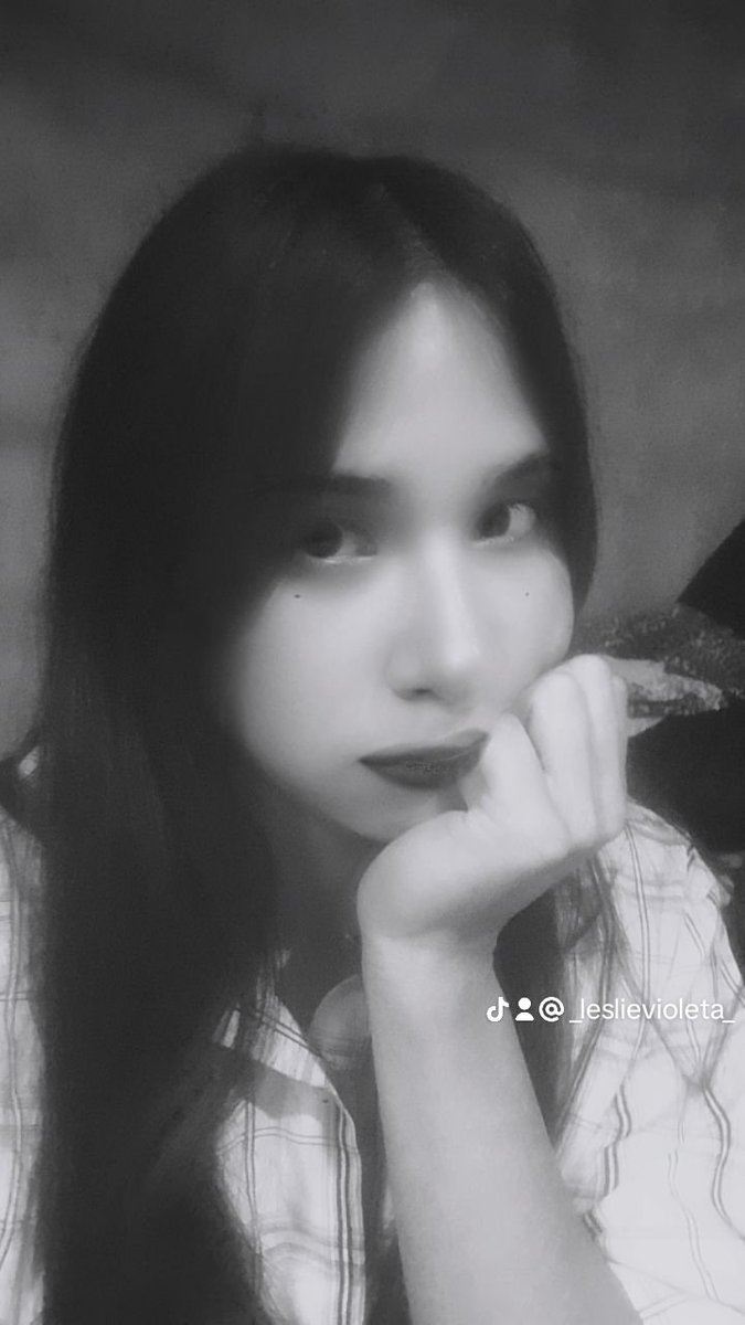 Sobre mí (˶ᵔ ᵕ ᵔ˶)

• nombre - Leslie
• edad -  26
• sexo - Mujer Trans
• mbti - ENFJ-T
• cumpleaños - 14 de enero
• altura- 1,54
• mascotas - un Caniche y un Gatito negro
• piercings - No
• tatuajes - No
• color fav - Marrón, Violeta, y negro
• país - 🇦🇷