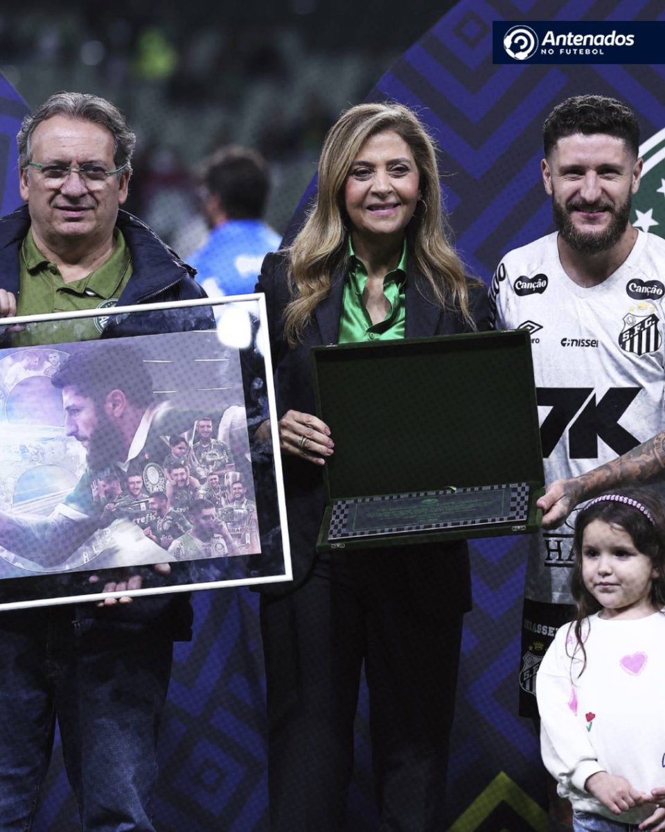 deprepalmeiras's tweet photo. Zé Rafael, ao lado da família, foi homenageado no Allianz Parque. https://t.co/Kvqw4hqObn