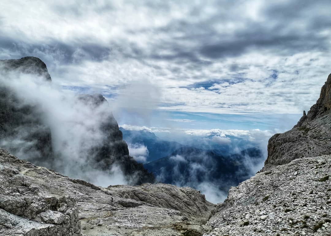 jasonrthorne's tweet image. Even in the roughest landscapes, peace finds a way to bloom. ☁️🪨
#HiddenBeauty #TranquilPower #FlowWithNature