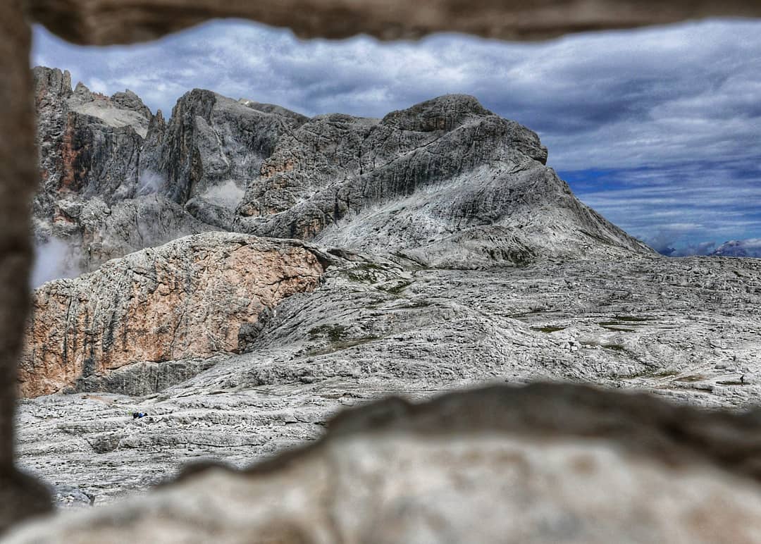 jasonrthorne's tweet image. Even in the roughest landscapes, peace finds a way to bloom. ☁️🪨
#HiddenBeauty #TranquilPower #FlowWithNature