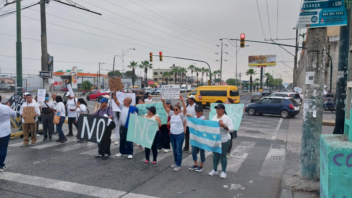 La ciudadanía del distrito 2 y con ellos los Bolivarianos Alfaristas, el día de ayer, en el plantón por el NO en la consulta y referendum, a la entrada de Los Rosales.<a href="/MashiRafael/">Rafael Correa</a> <a href="/JorgeGlas/">Jorge Glas</a> <a href="/LuisaGonzalezEc/">Luisa González</a> <a href="/ecuarauz/">Andrés Arauz</a>