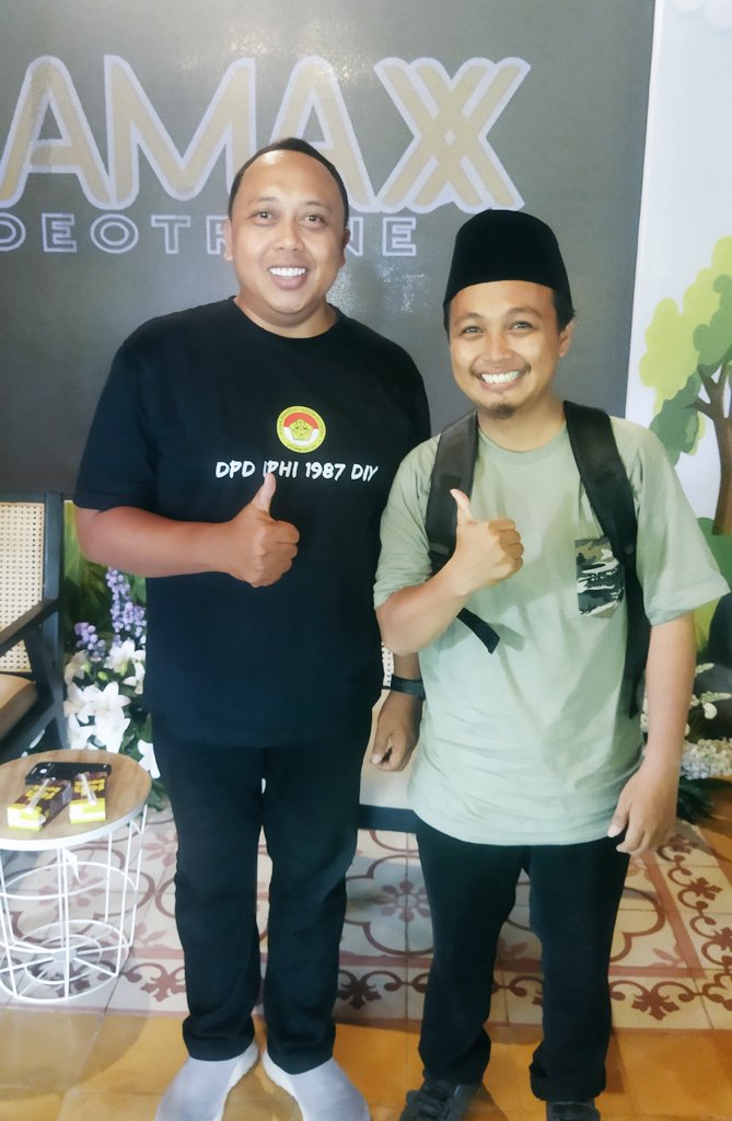 “Kalian tertawa ketika melihat temanmu terjatuh, itu adalah psikopat tingkat pertama 💀.”
— Mas <a href="/zenrisna/">Zen Risna</a>

Alhamdulillah, ketemu tutor tebaik.
Tapi sayange fotoku kok mringis 😬