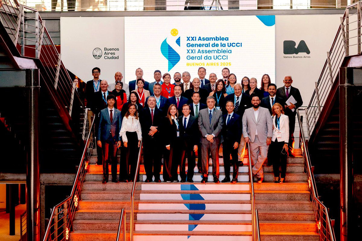CMPresidenta's tweet photo. Carolina Mejía participa en la XXI Asamblea General de la @UCCI_SG en Buenos Aires 🇦🇷, junto a líderes de 21 capitales iberoamericanas.
Un espacio para fortalecer la cooperación y el compromiso con ciudades más sostenibles e inclusivas. 💙
#UCCI #Iberoamérica https://t.co/wXG6ZkZpT7