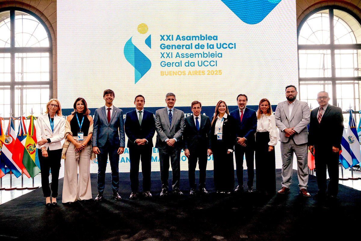 CMPresidenta's tweet photo. Carolina Mejía participa en la XXI Asamblea General de la @UCCI_SG en Buenos Aires 🇦🇷, junto a líderes de 21 capitales iberoamericanas.
Un espacio para fortalecer la cooperación y el compromiso con ciudades más sostenibles e inclusivas. 💙
#UCCI #Iberoamérica https://t.co/wXG6ZkZpT7