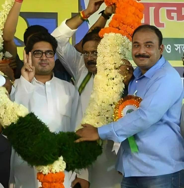 APURBAGHORUI6's tweet image. প্রিয় সাংসদ ও সর্বভারতীয় তৃণমূল কংগ্রেসের সাধারণ সম্পাদক, এবং বাংলার যুবসমাজের নয়নের মনি মাননীয় অভিষেক বন্দ্যোপাধ্যায় কে জানাই শুভ জন্মদিনের অনেক অনেক শুভেচ্ছা ও ভালোবাসা 💚
ভালো থাকুন, সুস্থ থাকুন এই প্রার্থনা করি ঈশ্বরের কাছে।
#happybirthday @abhishekaitc  🎂🎂🎁💐