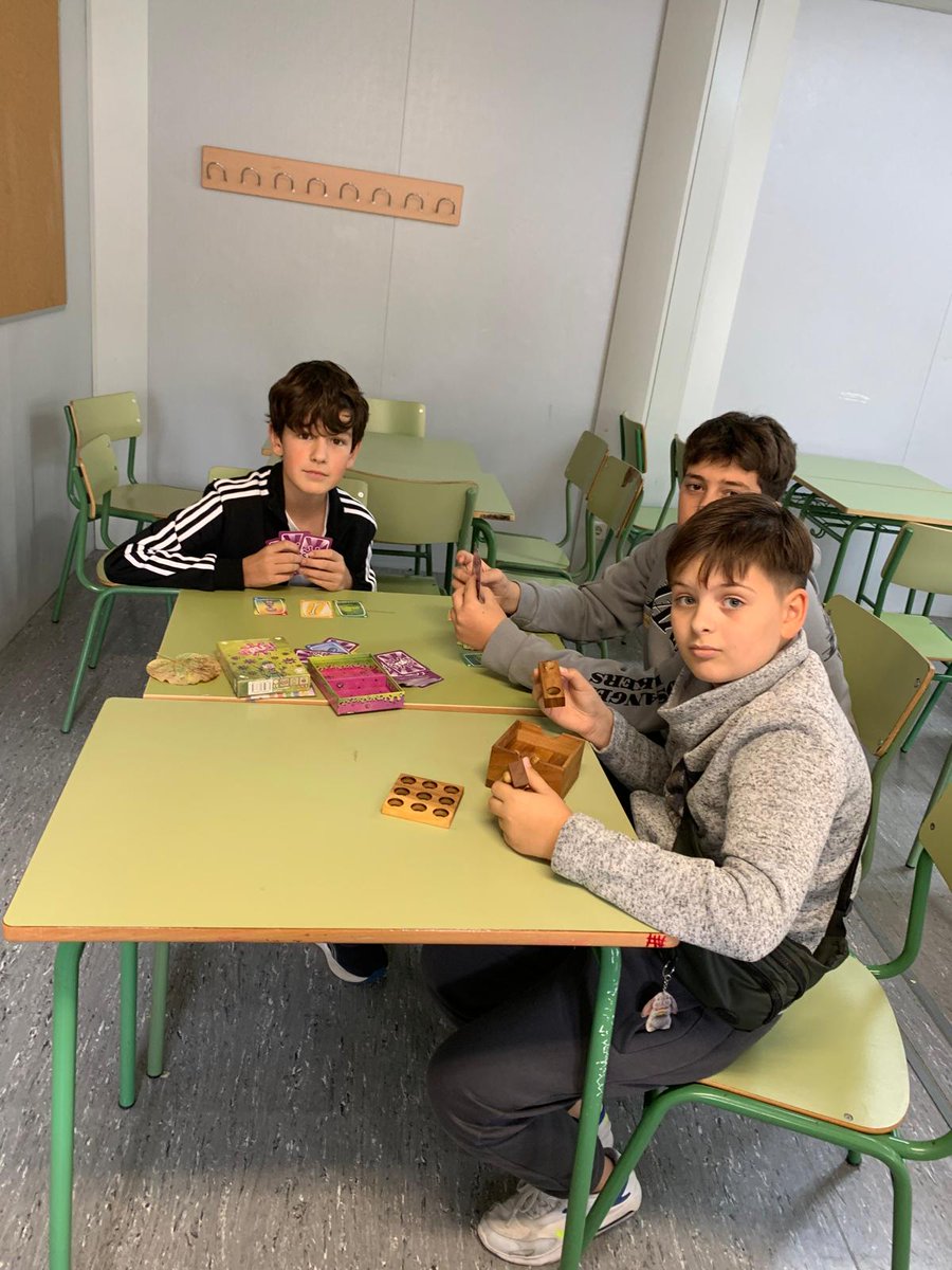 LA TABA, es nuestro recién estrenado espacio de juegos de mesa. 

Dirigido por Belén, profesora de Matemáticas, pretende diversificar aún más la oferta de actividades lúdicas en los recreos.

Todos los jueves en el 2º recreo en el barracón 1. ¿Te lo vas a perder?

#juegosdemesa