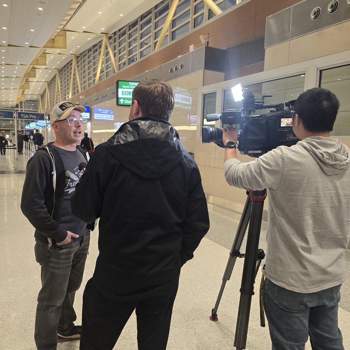 jamiebarnes's tweet image. Sometimes your flight gets cancelled bc of a government shutdown and DC News interviews you about it