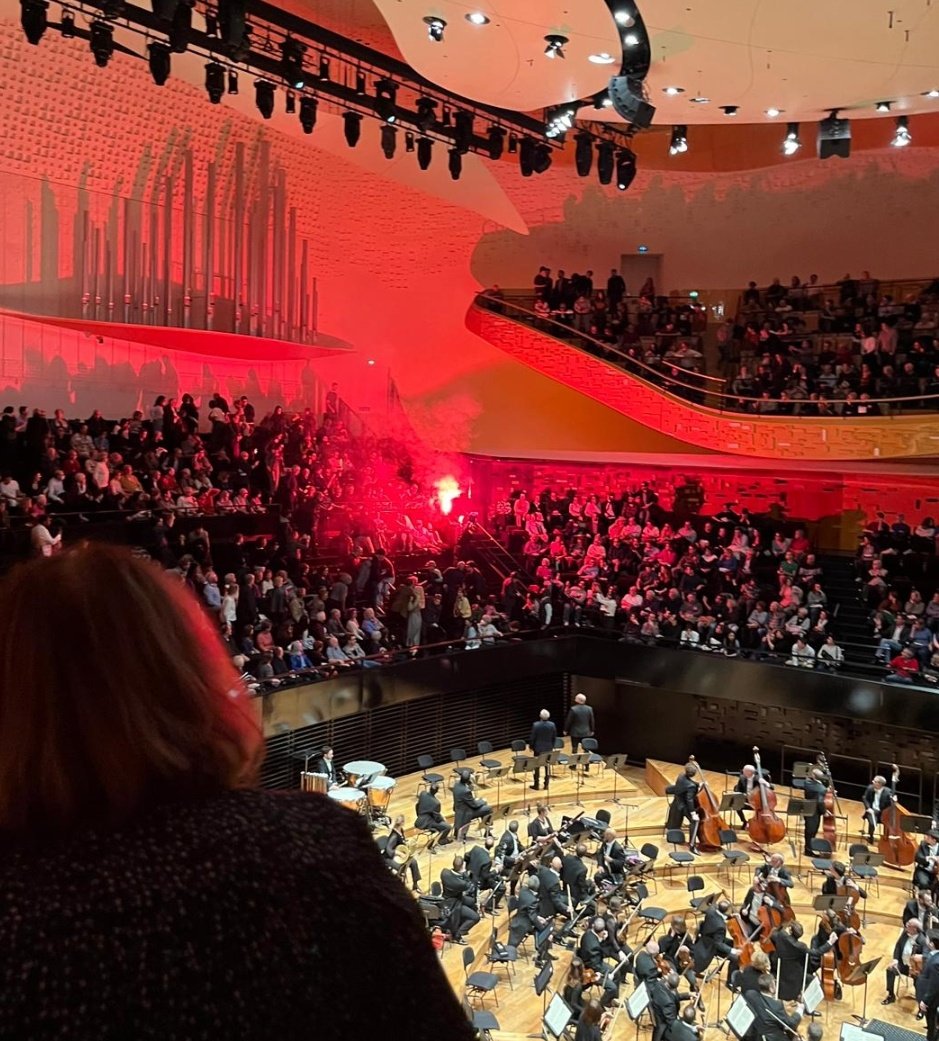 Yonathan_Arfi's tweet photo. Immense émotion ce soir à la Philharmonie de Paris, où s'est produit l'Orchestre Philharmonique d'Israël.

Honneur aux musiciens qui ont joué malgré les interruptions des agitateurs haineux !

Les appels au boycott et les perturbations qui se multiplient sont inacceptables. Ils n'empêcheront jamais les artistes ciblés par la haine de rencontrer l'ovation du public.

Des sanctions exemplaires doivent être prises.

Merci à la Philharmonie de Paris et au ministère de la Culture d'avoir résisté aux pressions demandant l'annulation.