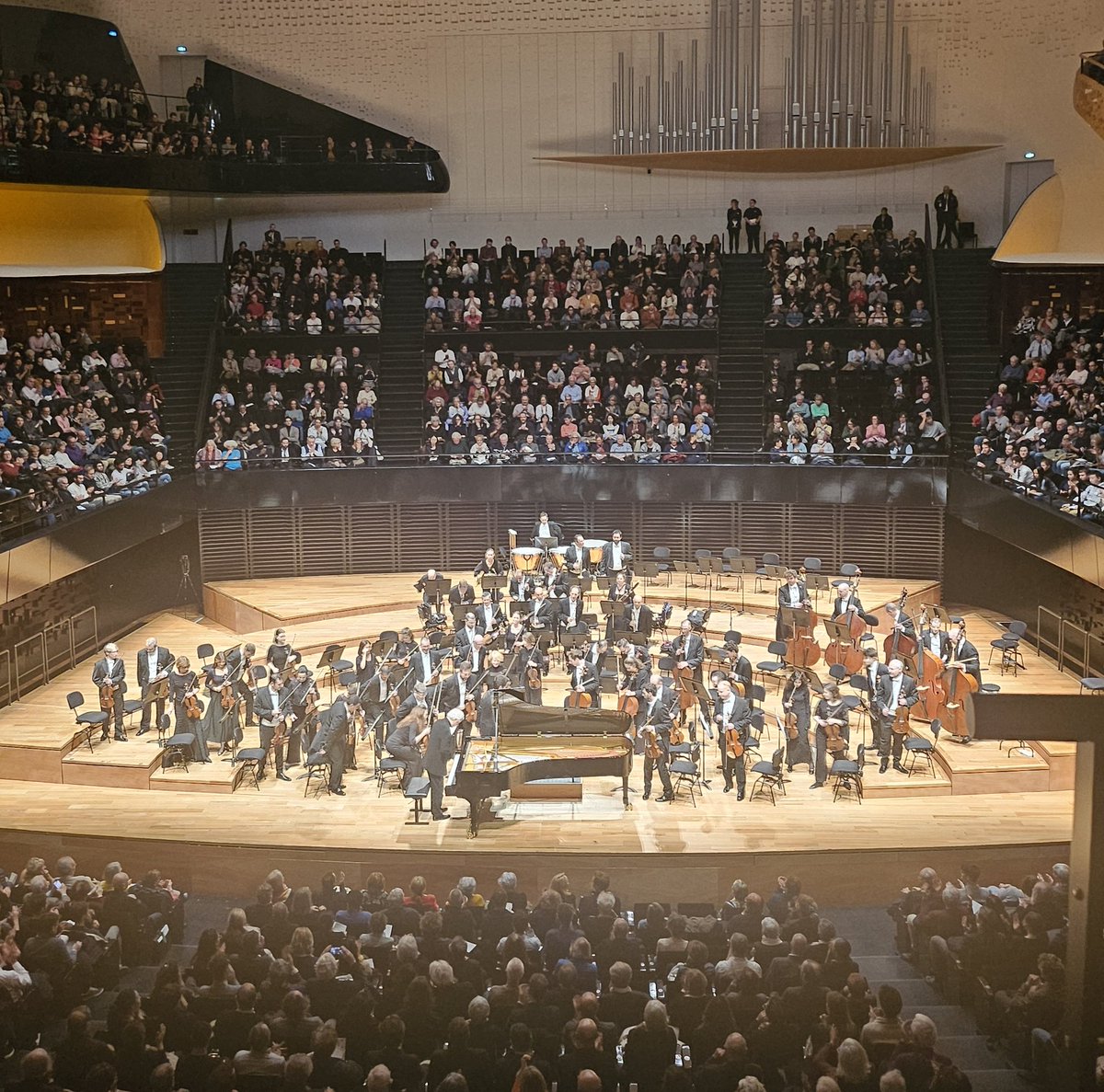 Immense émotion ce soir à la Philharmonie de Paris, où s'est produit l'Orchestre Philharmonique d'Israël.

Honneur aux musiciens qui ont joué malgré les interruptions des agitateurs haineux !

Les appels au boycott et les perturbations qui se multiplient sont inacceptables. Ils