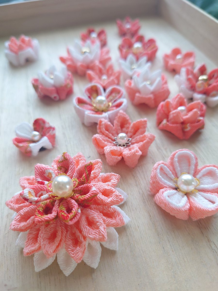namu2950005's tweet photo. 日本の伝統工芸
つまみ細工のお花たちの可愛いらしさをリースで満開に🧚✨
https://t.co/4C04vERfEa

贈り物にも🫶🎁
#11月になったのでフォロワーさんに自己紹介しようぜ
#つまみ細工 https://t.co/y1Q3kPn2a1