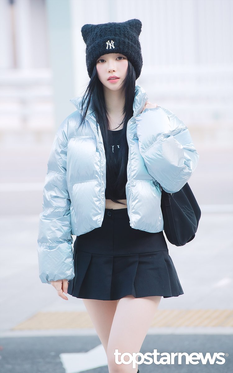 에스파 카리나, ‘나는 차가운 도시 고양이’…‘하지만 내 마이에겐 따뜻하겠지’ (인천공항 출국) [HD포토] #카리나 #KARINA #에스파 #aespa #MLB #인천공항 #출국 #입국 #프리뷰 topstarnews.net/news/articleVi… <- Original Photo