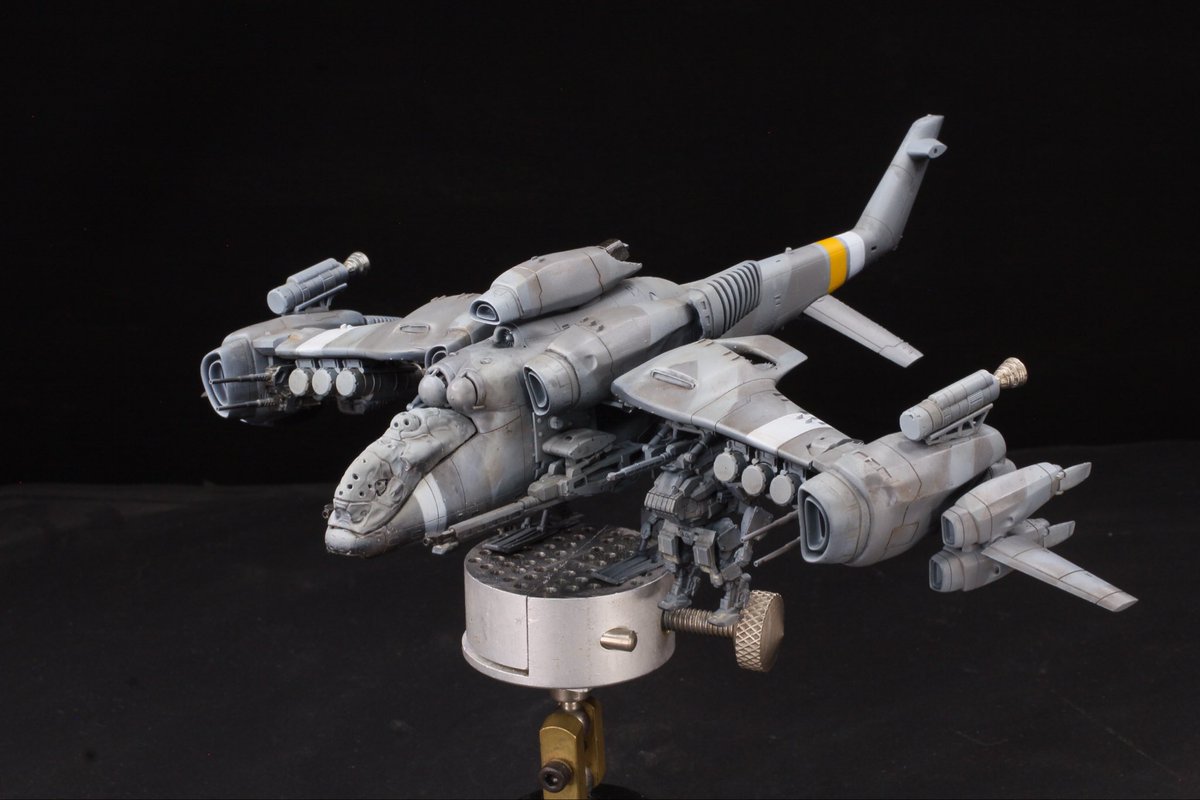 単独強襲機動装備のハインド 改(仮称)
装備機材は敵方(黒きものども)が橋頭堡に設置した次元通路生成器官に対し充分な生体防御壁の形成前に早期攻撃するために構成。対空網を低空で高速突破するための補助推進機と生体器官専用特殊弾薬を装填した軽装型GOAT.UGVを2機搭載。