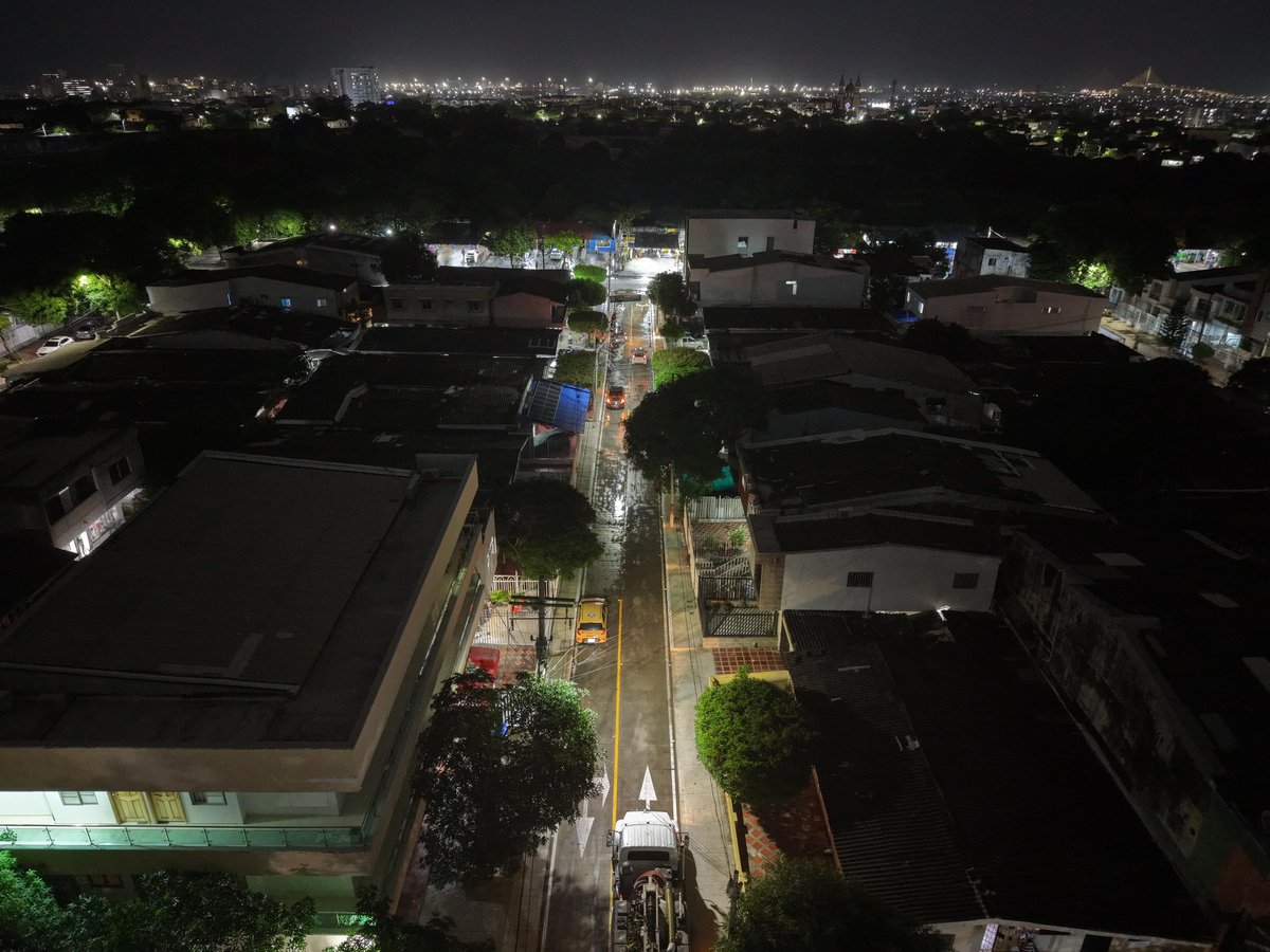 AlejandroChar's tweet photo. ¡Llegamos al barrio Los Pinos a entregar más vías pavimentadas y a anunciar su nuevo parque!

Hoy entregamos 960 metros lineales de nuevas vías en las carreras 25, 25B y 26 entre calles 53D, 56 y 57, con bordillos, andenes y reposición de redes de acueducto y alcantarillado, para que su gente pise con dignidad.

Además, llegamos con más buenas noticias, porque muy pronto construiremos su nuevo Parque y Cancha Los Pinos, un espacio que contará con cancha sintética de fútbol, juegos infantiles, gimnasio biosaludable, kiosco, senderos, mesas de juego y mucho más.

Estas obras traen progreso, seguridad y unión para las familias.
Se mejora la movilidad, los niños llegan felices a sus colegios, el transporte público entra con facilidad y todos sienten el orgullo de ver cómo su barrio crece y se valoriza!👏🏼