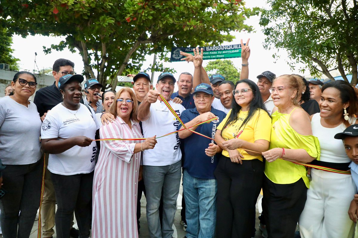 AlejandroChar's tweet photo. ¡Llegamos al barrio Los Pinos a entregar más vías pavimentadas y a anunciar su nuevo parque!

Hoy entregamos 960 metros lineales de nuevas vías en las carreras 25, 25B y 26 entre calles 53D, 56 y 57, con bordillos, andenes y reposición de redes de acueducto y alcantarillado, para que su gente pise con dignidad.

Además, llegamos con más buenas noticias, porque muy pronto construiremos su nuevo Parque y Cancha Los Pinos, un espacio que contará con cancha sintética de fútbol, juegos infantiles, gimnasio biosaludable, kiosco, senderos, mesas de juego y mucho más.

Estas obras traen progreso, seguridad y unión para las familias.
Se mejora la movilidad, los niños llegan felices a sus colegios, el transporte público entra con facilidad y todos sienten el orgullo de ver cómo su barrio crece y se valoriza!👏🏼