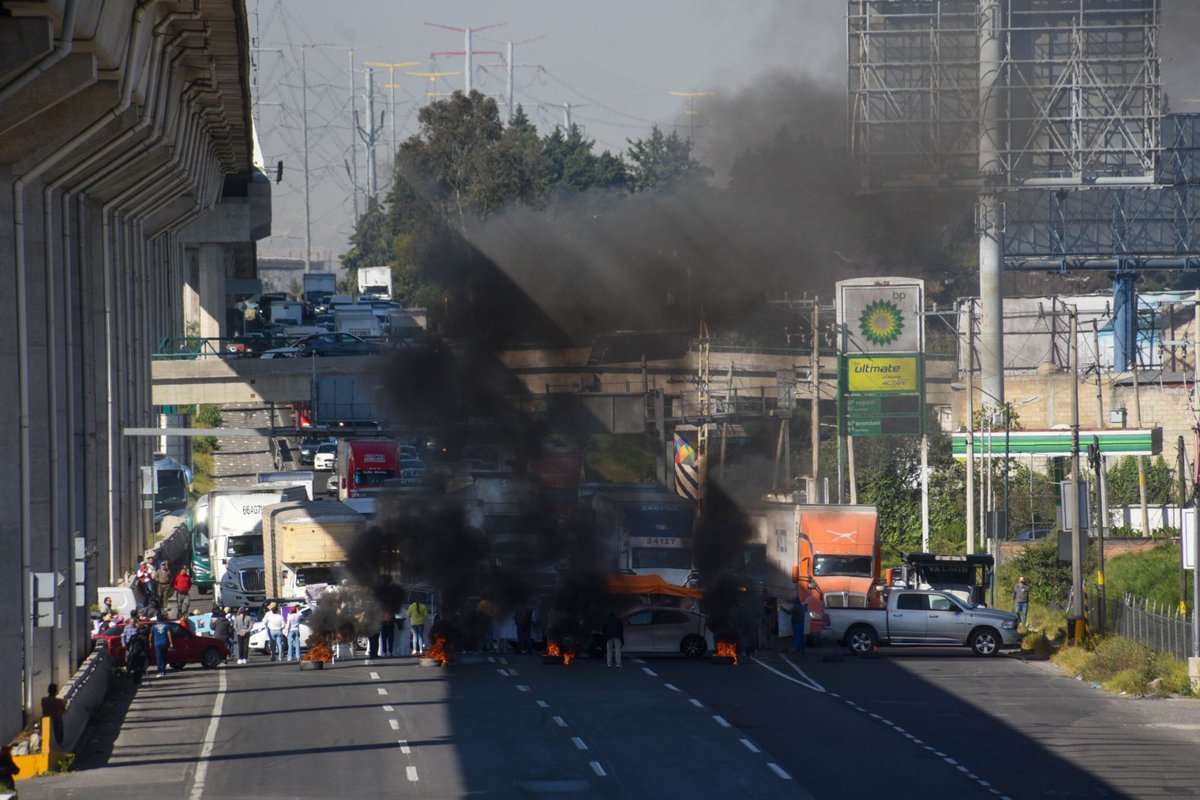 AdrianaDavilaF's tweet photo. Hoy colapsó la carretera Toluca–México por manifestaciones debido a personas desaparecidas; la agitación social sigue creciendo. https://t.co/IxidJVGpxx