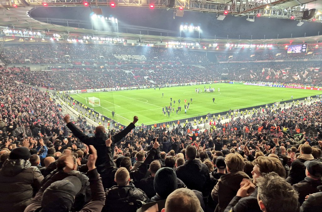 Bij Stuttgart zijn ze niet zo gecharmeerd van de UEFA. Over de lokale politie ook al niet. Ze verwijten ze paniekzaaierij. Dat hebben ze goed. Leek wel een concours hippique. Op het veld waren we niet veel beter. Snel vergeten dit drama in wat leek op 🇫🇷. #UEL #vfbFEY 🔴⚪️