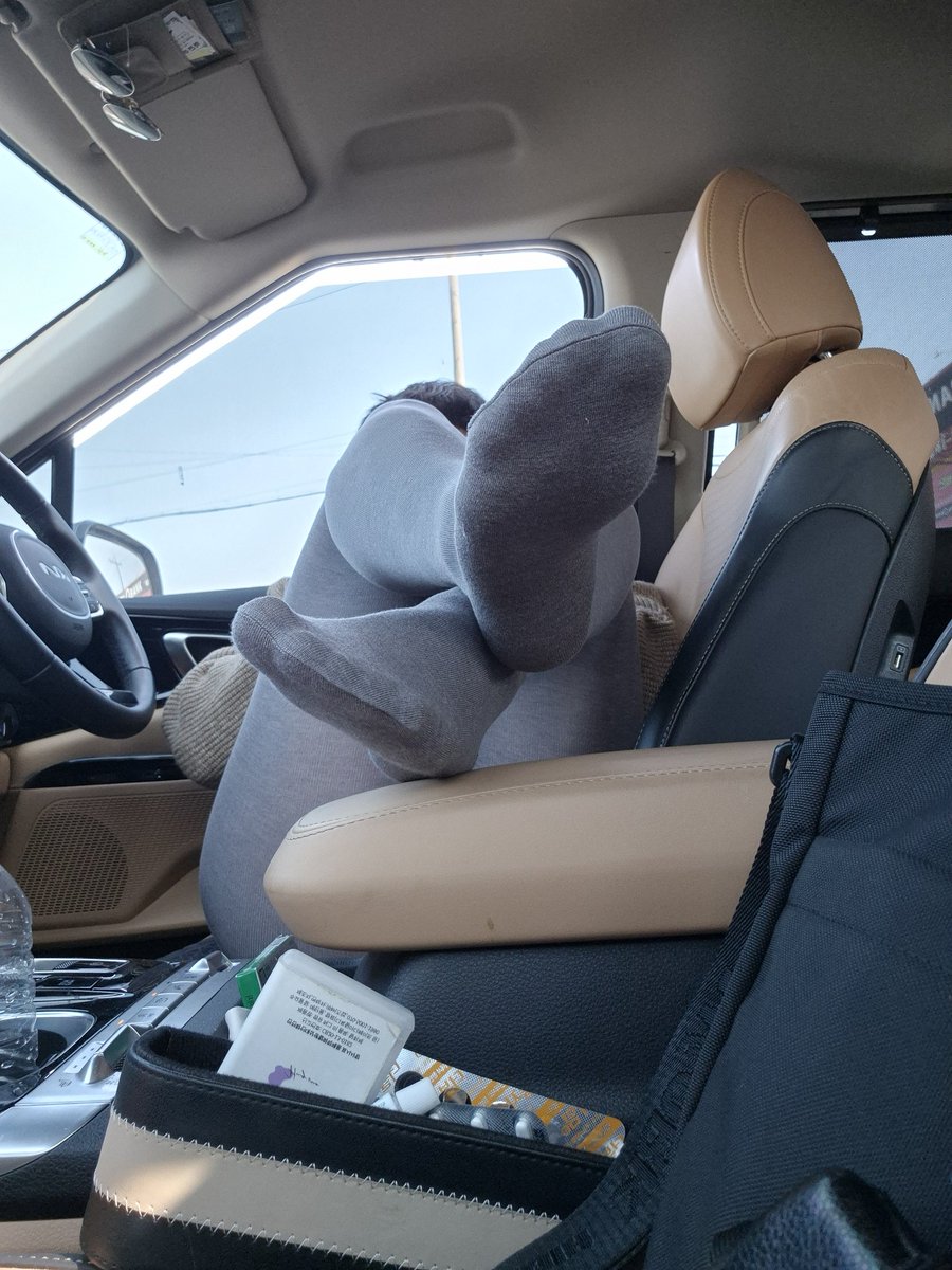 gray drive

#mantyhose