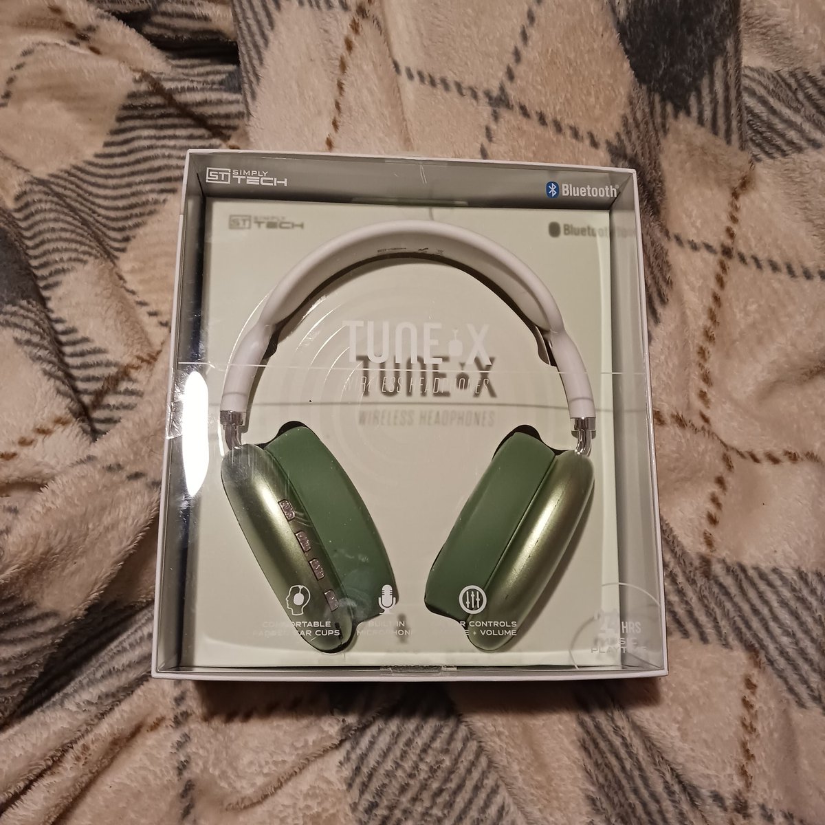 BlogFM13's tweet photo. These are my birthday gifts this year. A book, which is Long Live The Pumpkin Queen by Shea Ernshaw. Tune X wireless headphones to listen to audiobooks and a pair of size 24 skinny jeans! https://t.co/2uJRedOYLr