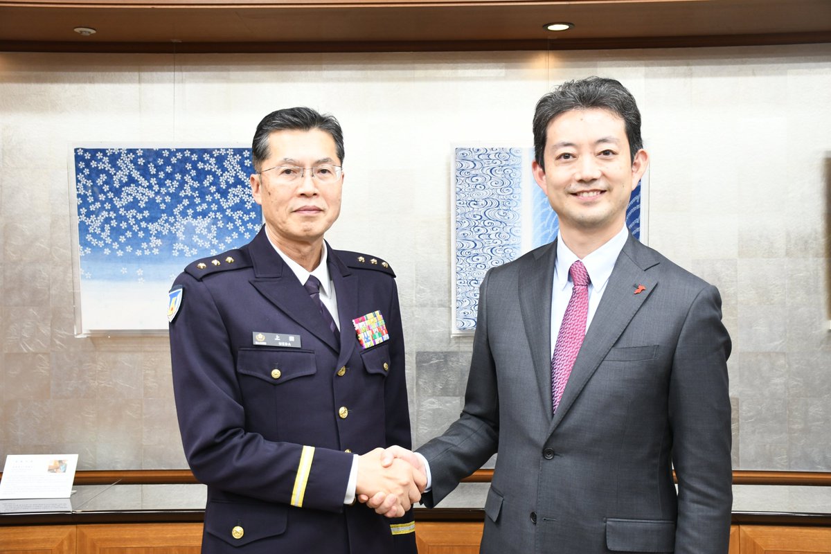 JGSDF_EA_PR's tweet photo. 東部方面総監は、令和７年１１月４日（火）、千葉県庁を訪れ千葉県知事を表敬しました。
懇談では、日頃からの自衛隊の活動へのご理解・ご協力に対する謝意を伝えるとともに、「県民の安全・安心」のために、地方公共団体の関係機関と連携・協力を更に深めていくことを共有しました。
東部方面隊は、今後も何時如何なる事態に対してもこれに即応・対処していく所存であります。
