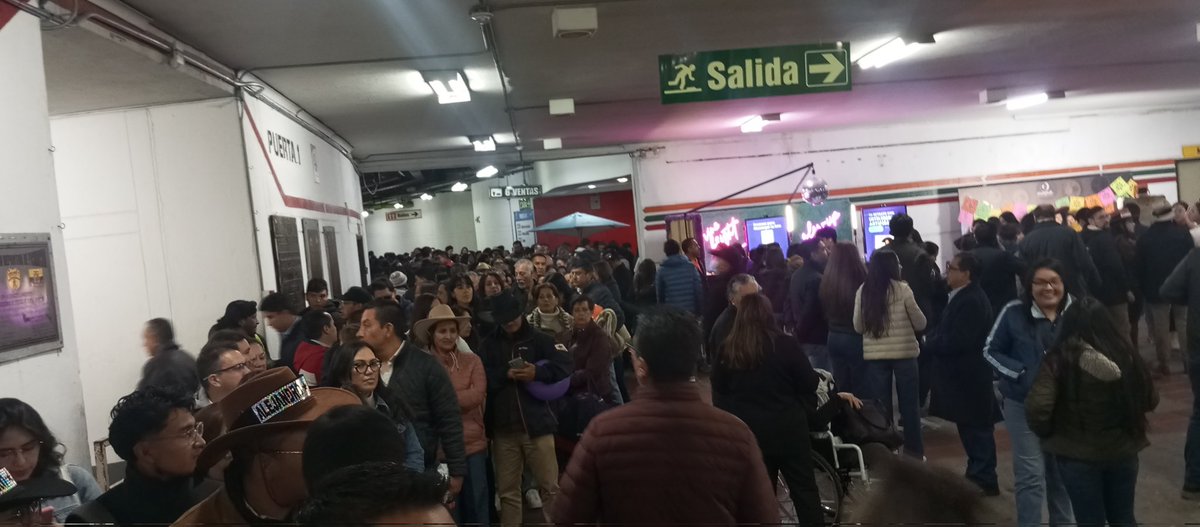 gaby_stacey's tweet photo. @output_ce Una vez más fallando en sus conciertos. A 10 minutos de empezar el concierto de Alejandro Fernández seguimos afuera sin poder ingresar y sin ninguna explicación. https://t.co/f4gzzjbVAD