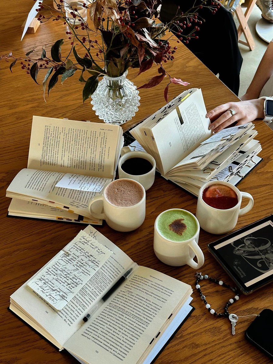 dscneto_'s tweet image. A perfect blend of cozy: good books, warm drinks, and a quiet moment of reflection. Lost in the pages and the steam

#BookLover #CozyVibes #ReadingTime #CoffeeAndBooks #HotDrinks #Bookworm #Aesthetic #QuietTime #StudyGram