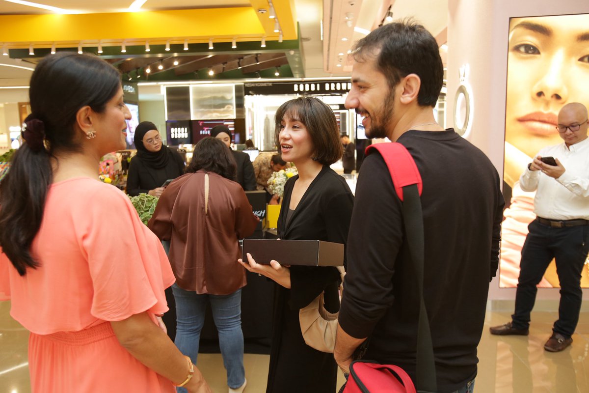 Iolicomms's tweet photo. Congratulations to the LUSH team on another pioneering step in elevating sensory experiences in Malaysia. We are so honoured to be part of another milestone by @lushmalaysia in this amazing journey.
 
#LUSHPerfumeKiosk #LUSHMalaysia #PRAgency #iOliCommunications https://t.co/nOeCzXXEZT