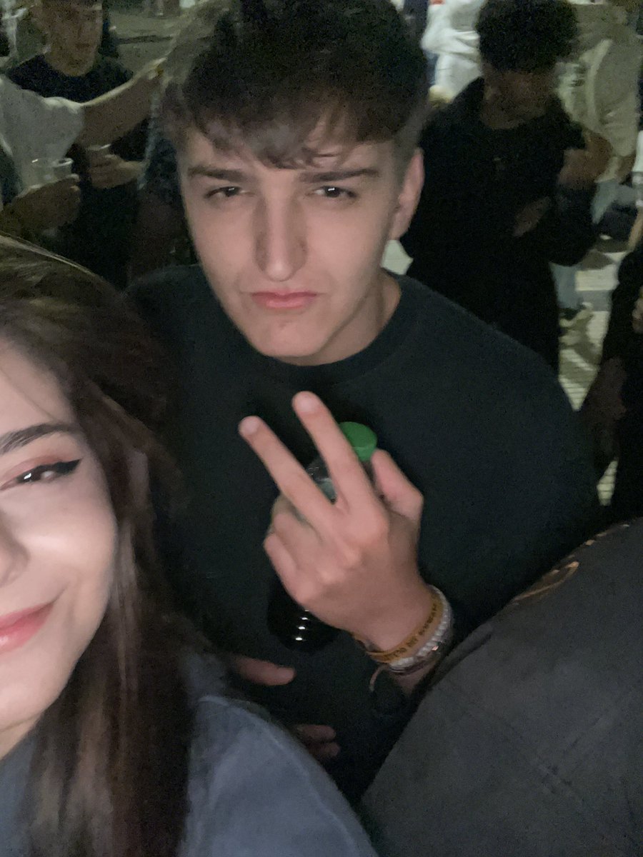 que va anoche no iba tan borracha 
anoche: foto con <a href="/DalasReview/">Dalas Review 🍞🐝🎖</a> ❤️