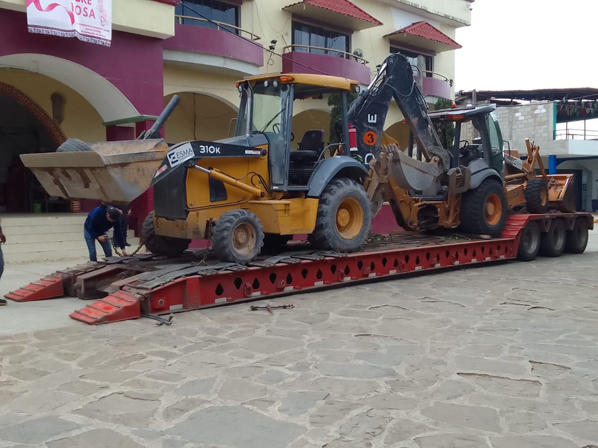 Llegaron a Yahualica dos retroexcavadoras para reforzar las labores de limpieza de caminos.

Con esta acción, continuamos avanzando en la reapertura del paso y en la comunicación con las comunidades afectadas.

#HidalgoUnido 
#PrimeroElPueblo