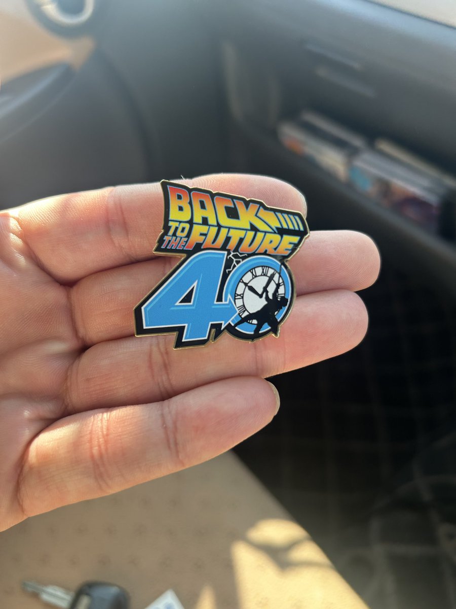 息子に頼んでおいたドンキBTTFコラボのナンバープレート、無事GET出来